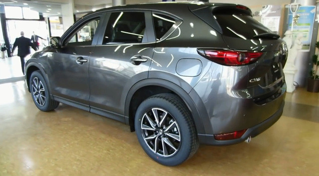 Mazda CX-5 2017 sẽ có giá khởi điểm từ 2.689.200 Yên (khoảng 528,5 triệu đồng). Ngoài ra, Mazda CX-5 2017 còn 7 bản trang bị khác, bao gồm 20S, 25S, 25S Proactive, 25S L Package, XD, XD Proactive và XD LPackage. Bản thấp nhất 20S có giá 2.462.400 Yên, tương đương 483 triệu đồng. Trong khi đó, bản đắt nhất của Mazda CX-5 2017 tại thị trường Nhật Bản có giá 3.526.200 Yên, tương đương 678 triệu Đồng.