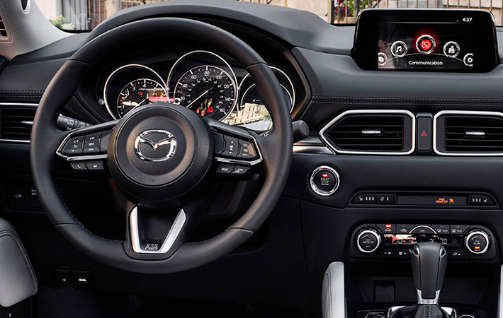 Về trang thiết bị, chiếc Mazda CX-5 20S Proactive 2017 trong đoạn video có hệ thống điều hướng mô-men xoắn G-Vectoring Control, đèn pha dạng LED, đèn LED định vị ban ngày, bộ vành hợp kim 17 inch, lốp 225/65, hệ thống thông tin giải trí với màn hình 7 inch, chế độ lái Sport và điều hòa tự động 2 vùng.