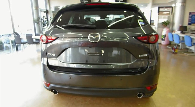 CX-5 2017 tại Nhật còn được trang bị động cơ xăng SkyActiv-G 4 xy-lanh, hút khí tự nhiên, dung tích 2.0 lít. Động cơ sản sinh công suất tối đa 153 mã lực và mô-men xoắn cực đại 196 Nm. Động cơ trên Mazda CX-5 bản 20S Proactive tiêu chuẩn chỉ đồng hành với hệ dẫn động cầu trước, tương tự 20S. Lượng nhiên liệu tiêu thụ trung bình của động cơ trên CX-5 20S Proactive FWD là 16 km/lít, tương đương 6,25 lít/100 km.