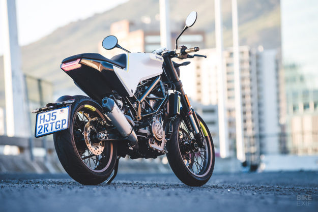 Trong khi đó, Husqvarna Vitpilen 401 với phong cách Cafe Racer sở hữu tay lái clip-on tạo ra dáng ngồi chồm về phía trước. Thân xe liền mảnh tương tự như Svartpilen, nhưng khoác lên mình bộ cánh trắng nổi bật.
