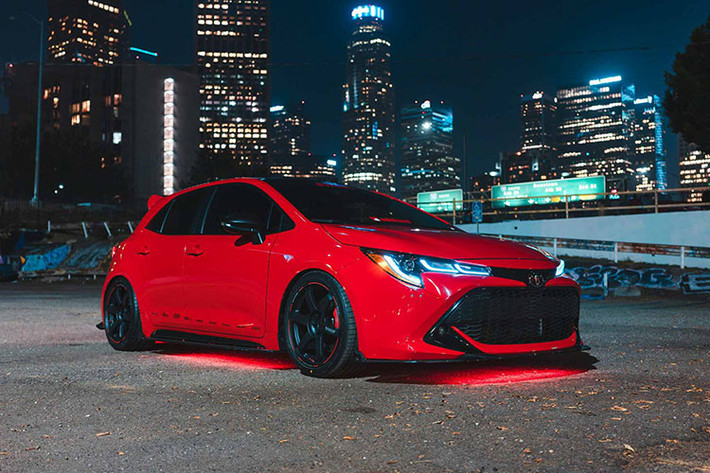 Phủ bên ngoài chiếc Corolla này là lớp film nổi tiếng Avery Dennison màu đỏ từng được wrap trên chiếc F458 Liberty Walk tại Việt Nam. Cụm body kit bao gồm lip trước-sau, 2 ốp lườn phủ carbon của Auto Tuned.