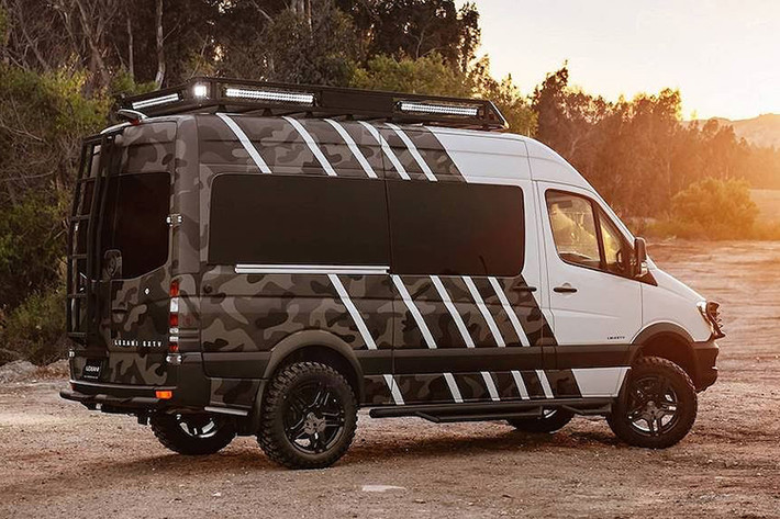 Đặc biệt, một số phiên bản của Sprinter còn sở hữu hệ dẫn động 4 bánh, khiến chúng có được độ bám đường ưu việt hơn hẳn so với các bản cầu sau truyền thống, mở ra khả năng độ offroad để có thể tới được những vùng đất hoang sơ.