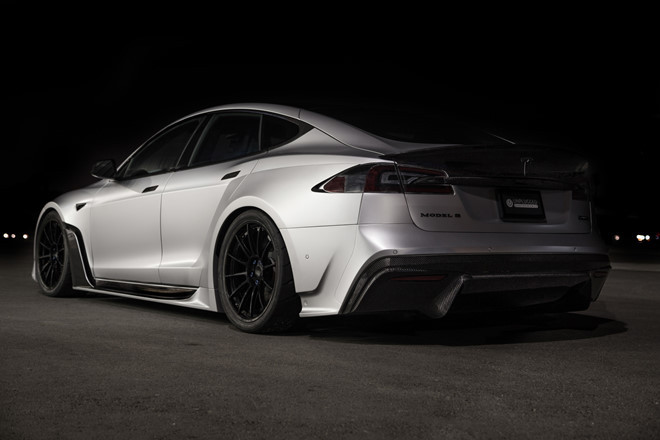 Thương hiệu Unplugged Performance đình đám cũng có thể sử dụng Model S P100D vận chuyển trực tiếp từ Tesla để trang bị gói độ S-APEX cũng như các phiên bản P85D, P90D.