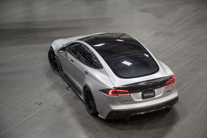 Ngoài ra, Model S-APEX P100D còn trang bị hệ thống treo thể thao, phanh gốm carbon và bánh xe siêu nhẹ. Mâm xe tùy chọn có sẵn với ba kích thước 12, 20 và 21 inch. Viền mâm xe 20 inch sử dụng ống carbon bọc quanh nhằm làm giảm mô-men quán tính lên tới 50 %.