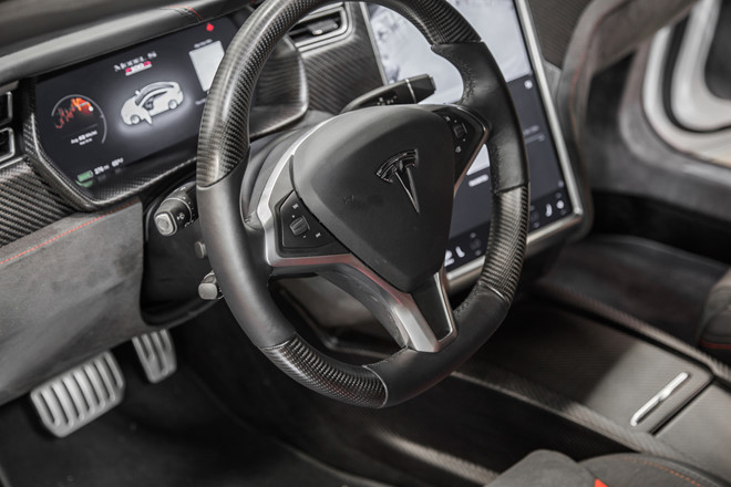 Nội thất của Model S-APEX P100D phiên bản thân dài này cũng đã được tinh chỉnh và mang đến cảm giác thể thao hơn. Chất liệu Alcantara và các chi tiết ốp carbon bao phủ khắp buồng lái.