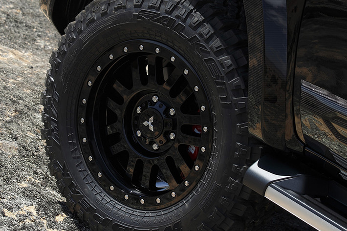 Mitsubishi Triton là một trong số ít những chiếc bán tải trong phân khúc vừa có thể sử dụng hàng ngày trên đường phố đô thị, lại vừa có khả năng off-road trong cả hai cấu hình hai bánh hoặc bốn bánh. Xe được cung cấp khóa vi sai chống trượt ở trung tâm và phía sau. Hầu hết các đối thủ trong phân khúc của Triton chỉ có thể sử dụng hệ thống lái bốn bánh trên các địa hình gồ ghề.