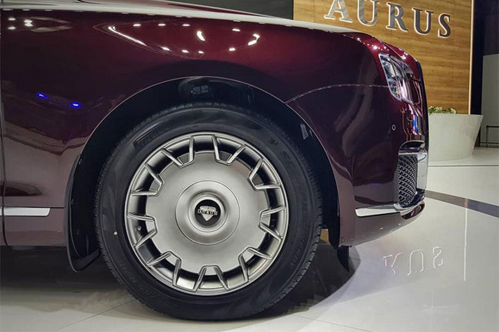 Bên ngoài, Aurus Senat có thiết kế khiến nhiều người liên tưởng đến xe Rolls-Royce, đặc biệt ở phần đầu. Xe được trang bị lưới tản nhiệt cỡ lớn, kéo dài từ nắp capô xuống hết cản trước. Lưới tản nhiệt này đi kèm những thanh dọc mạ crôm như Rolls-Royce. Trên lưới tản nhiệt hình chữ nhật này còn có logo Aurus cỡ lớn.