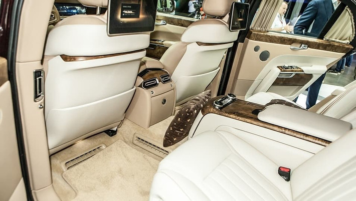 Những chi tiết đáng chú ý khác bên trong "Rolls-Royce của người Nga" bao gồm vô lăng 2 chấu bọc da, cửa gió điều hòa gợi liên tưởng đến ô tô Bentley... Xe còn được trang bị cả hệ thống đèn viền LED với 8 chế độ, ghế sau có thể ngửa, ngăn làm lạnh đồ uống tích hợp và bộ ly pha lê của thương hiệu Aurus.