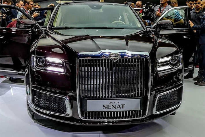 Aurus Senat trên thực tế chính là phiên bản trục cơ sở ngắn và dân sự của chiếc limousine mới được phát triển cho Tổng thống Nga Vladimir Putin. Trong lễ nhậm chức vào hồi tháng 5/2018, ông Putin đã ngồi trên chiếc xe có tên Aurus Senat Limousine này đến điện Kremlin.