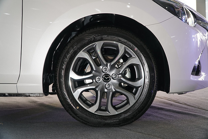Các con số tương ứng của cấu hình của mẫu xe Mazda2 hatchback 2018 sẽ là 4.060 mm, 1.695 mm, 1.495 mm và 2.570 mm. Một trong những thay đổi đáng chú ý nhất của dòng Mazda2 2018 tại Việt Nam chính là bản cắt trang bị Sky tiêu chuẩn. Bản trang bị này sẽ có vành hợp kim 15 inch, lốp 185/65R15, đèn pha Halogen cân bằng góc chiếu chỉnh tay.