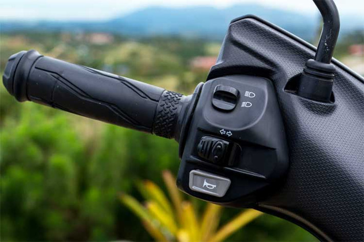 Tay lái xe khá rộng mang đến cảm giác lái thoái mái cho người sử dụng, thiết kế nổi bật với các chi tiết góc cạnh sắc nét. Các nút bấm trên xe đơn giản không có nhiều khác biệt so với những mẫu xe ga mới của hãng xe máy Yamaha hiện nay, đặc biệt là phần cổ xe với hai hộc đựng đồ.
