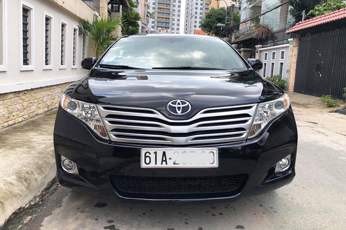 Vào thời điểm những năm 2008 - 2010, xe Toyota Venza nhập khẩu nổi lên như một hiện tượng trong thế giới xe gia đình dành cho đô thị. Kiểu dáng đột phá, mới mẻ, không gian nội thất rộng rãi phù hợp cho cả mục đích công việc và gia đình chính là những ưu điểm nổi trội của Venza.