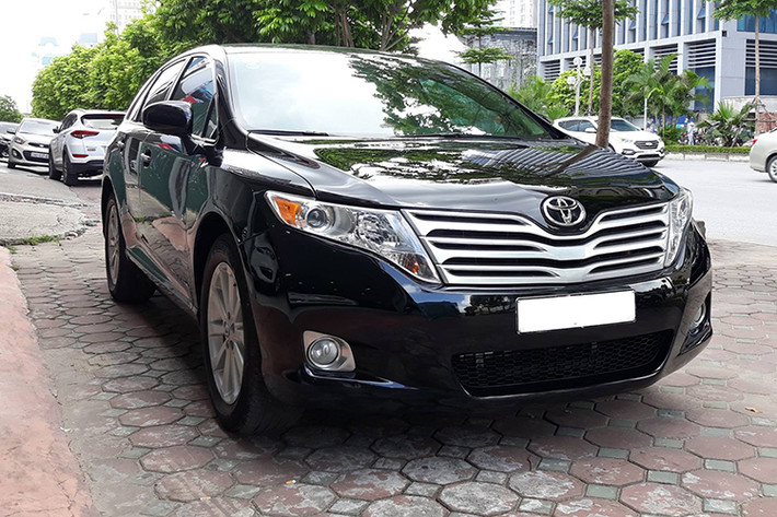 Chiếc xe mang biển số Bình Dương trong bài viết này hiện được rao bán ở mức hơn 600 triệu đồng, số km đã lăn bánh chưa được người bán tiết lộ. Hiện tại giá xe Toyota Venza đời cũ đang được chào bán khá nhiều trên các diễn đàn xe cũ với mức giá tuỳ theo ngoại hình và số km lăn bánh khoảng từ hơn 600 đến hơn 800 triệu đồng.