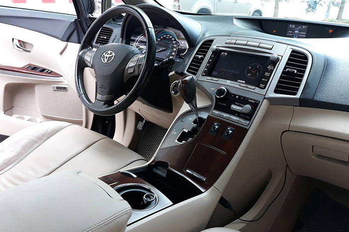 Bên trong nội thất của xe là da màu kem. Bệ tỳ tay trung tâm và hai bên cửa được ốp nhựa bóng với vân giả carbon khá đẹp nhưng có khá nhiều vết xước nhỏ theo thời gian. Vô lăng đơn giản có một số phím chức năng.