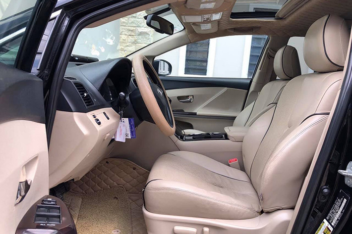 Toyota Venza phiên bản 2.7 vẫn có được những trang bị như cốp mở điện, ghế chỉnh điện, hệ thống cân bằng điện tử, hỗ trợ khởi hành ngang dốc,... Đamngs chú ý, trên mẫu xe này phanh tay được đưa xuống dưới giúp tạo thêm không gian để đồ ở bệ tỳ tay trung tâm.