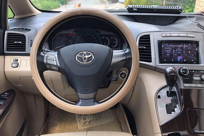 So với những chiếc xe hiện đại, Toyota Venza 2010 vẫn có đủ trang bị và tiện nghi để không tỏ ra lép vế. Xe sử dụng hệ thống đề nổ nút bấm, 1 màn hình giải trí với kích thước trung bình và 1 màn hình phụ phía trên.
