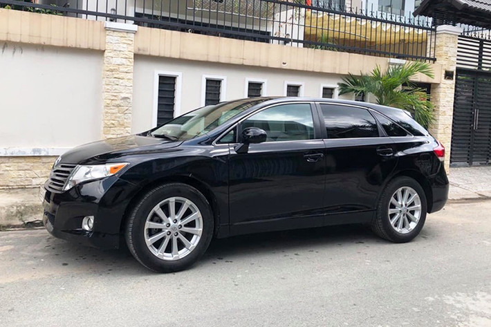 Mẫu xe crossover Toyota Venza hấp dẫn một thời ở Việt Nam đang được một chủ xe ở Bình Dương rao bán với giá chỉ hơn 600 triệu đồng. Ở thời điểm mua mới vào giai đoạn cuối 2009 đầu 2010, xe được các đại lý tư nhân nhập khẩu về và bán ra với mức giá gần 1,9 tỷ đồng.
