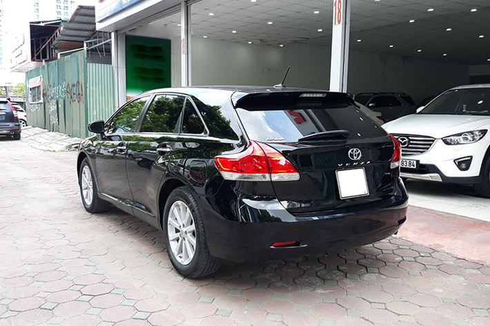 Những chiếc Toyota Venza 2010 đang được rao bán trên thị trường xe cũ hiện này đều thuộc phiên bản động cơ I4 2.7L, kết hợp cùng hộp số tự động 6 cấp cho ra công suất cực đại 182 mã lực và 247 Nm. Đó là những con số rất vừa vặn so với nhu cầu sử dụng SUV gần một thập kỷ trước.