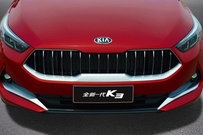 Nếu để ý kỹ, bộ lưới tản nhiệt này của K3 2019 có chút tương đồng khi so sánh với các mẫu xe của hãng siêu xe Ý - Maserati, hay xe sang BMW- Đức. Tiếp tới là cụm đèn chiếu sáng với công nghệ Led toàn phần sắc cạnh cùng thấu kính projecter đã bị lược bỏ, thay vào đó là các choá Led dài cho cảm giác sáng sủa và đơn giản hơn.