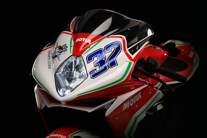 Về ngoại hình, MV Agusta F3 RC 2019 mới vẫn giữ nguyên thiết kế của F3 bản thường với vẻ ngoài vô cùng bắt mắt, phong cách và đậm chất Ý. Dàn áo của xe mang bộ tem Tri-colore đặc trưng với màu đỏ xanh trắng, bộ vành của xe cũng có màu đỏ đồng bộ.