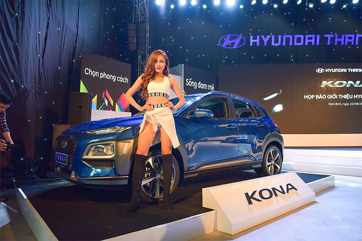Hyundai Kona 2018 mới từng được giới thiệu lần đầu tiên tại Hàn Quốc vào tháng 6/2017, là mẫu xe miniSUV mới nhất và cũng là mẫu B-SUV toàn cầu đầu tiên của Hyundai. Cùng với SantaFe và Tucson, Kona mang tới thêm lựa chọn cho khách hàng trong dải sản phẩm SUV của Hyundai, cũng như thiết lập nên một tiêu chuẩn mới trong phân khúc SUV cỡ nhỏ tại thị trường Việt Nam.
