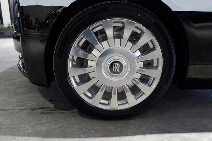 Chưa hết, bên trong khoang lái của Rolls-Royce Phantom VIII cũng được thiết kế lại với điểm nhấn là bảng táp-lô được trang trí chi tiết mang tên gọi The Gallery khá thú vị. Mẫu xe siêu sang này cũng được trang bị 2 màn hình màu TFT 12,3 inch.