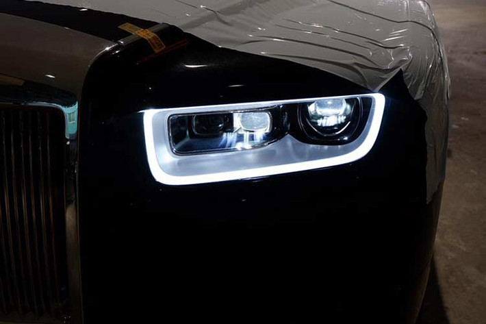 Rolls-Royce Phantom VIII tại Campuchia có nội thất đỏ đun khá "sexy", chiếc còn lại bọc màu da bò. Dù có "nội y" màu gì, khoang hành khách phía sau của 2 chiếc Rolls-Royce Phantom thế hệ thứ 8 này đều có khoảng duỗi chân cực kỳ rộng rãi cho hành khách do thuộc bản EWB. Giữa 2 hàng ghế sau vẫn là các trang bị quen thuộc như tủ lạnh mini, 2 chai rượu, ly cao cấp.