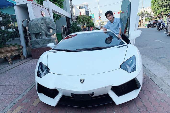 Mới đây, một doanh nhân trẻ tuổi đến từ Bình Dương đã tậu cho mình chiếc siêu xe Lamborghini Aventador LP700-4 màu trắng tinh tươm. Đây là chiếc Lamborghini Aventador thứ 6 tại Việt Nam mang màu sơn này.