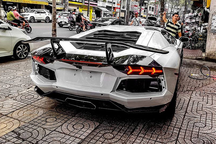 Hiện chưa rõ mức giá bán của chiếc siêu xe Lamborghini Aventador LP700-4 màu trắng mới được doanh nhân trẻ tuổi ở Bình Dương mua lại. Chỉ biết rằng, chiếc xe này được nhập khẩu về Việt Nam từ trước khi luật Thuế tiêu thụ đặc biệt tăng mạnh từ ngày 1/7/2016.