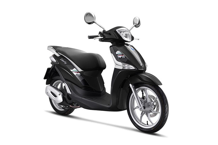 Nhờ việc chuyển ắc quy xuống dưới yên, Liberty iGet có hai ngăn đựng đồ trong yếm sau, thích hợp để chứa những vật dụng nhỏ, đồng thời có thể sử dụng để lắp cổng USB (phụ kiện) giúp sạc smartphone. Sàn để chân cho người lái được thiết kế rộng, đồng thời bàn để chân cho người ngồi sau cũng đc đặt ở vị trí thuận tiện.