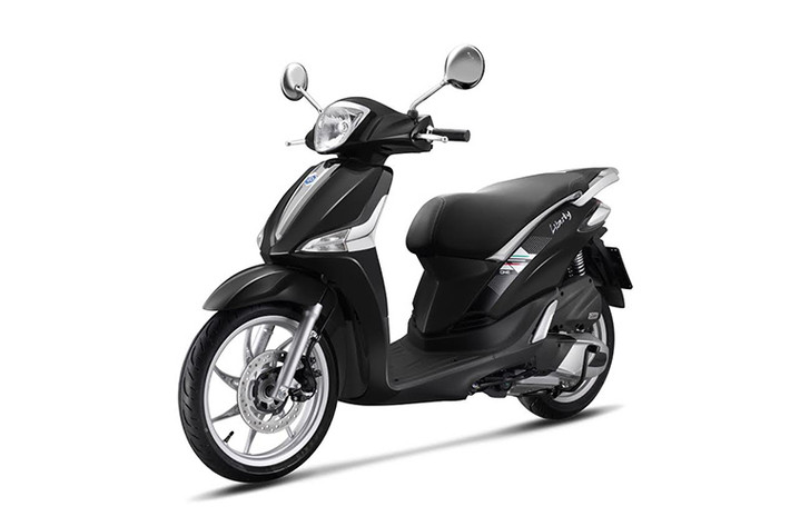 Mẫu xe ga Paggio Liberty One 2019 mới ra mắt thị trường Việt Nam sở hữu bộ tem mới có thiết kế độc đáo và cá tính được lấy cảm hứng từ đường nét góc cạnh của hình học không gian và những khối hình zig zag trong thiết kế kiến trúc hiện đại, kết hợp cùng họa tiết nghệ thuật đương đại thời trang đường phố của giới trẻ hiện nay.