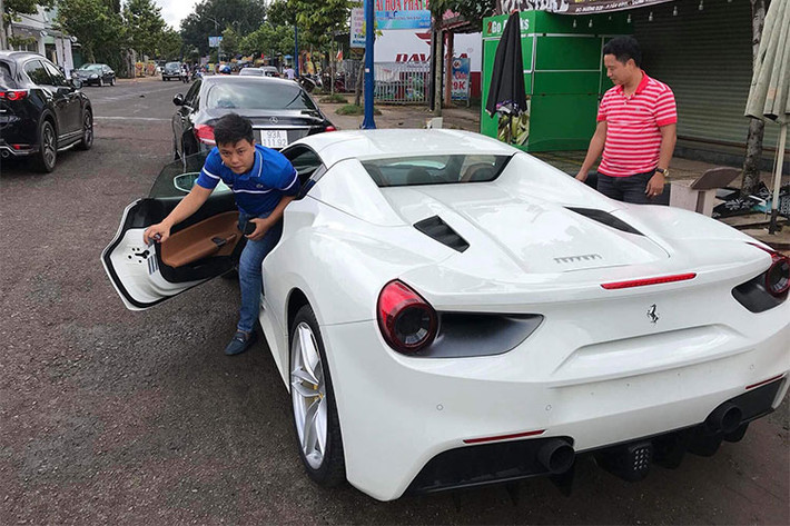 Phần đầu của xe cũng được trang bị cụm đèn pha mới, hốc hút gió lớn phía trước được chia làm 3 khoang, hai bên sườn xe còn được bố trí hai hốc gió lớn dẫn thẳng tới khoang động cơ. Đuôi xe nổi bật với cản va sau thiết kể thể thao, đèn phanh dạng LED 12 bóng. Hai ống xả được tách biệt, họng pô cũng lớn hơn so với người tiền nhiệm 488 Italia