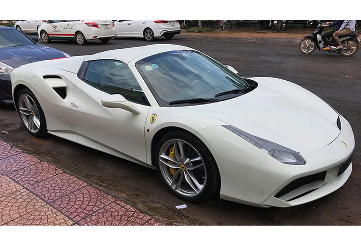Nhìn tổng thể, 488 Spider không có nhiều khác biệt so với phiên bản Coupe từng về Việt Nam trước đây. Hệ thống khung sườn của 488 Spider được cấu tạo từ 11 loại hợp kim nhôm khác nhau giúp đảm bảo độ cứng vặn xoắn tương đương 488 GTB phiên bản thường và tốt hơn 23% so với đàn anh 458 Spider.