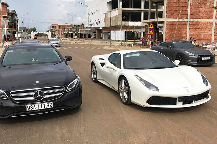 Mới đấy, chiếc siêu xe Ferrari 488 Spider mui trần màu trắng được vận chuyển về tỉnh Bình Phước khiến không ít giới đam mê siêu xe tại Việt Nam bất ngờ. Được biết, chiếc Ferrari 488 Spider màu trắng này về nước vào tháng 4/2017 và đã từng qua tay hai đời chủ tại TP HCM.