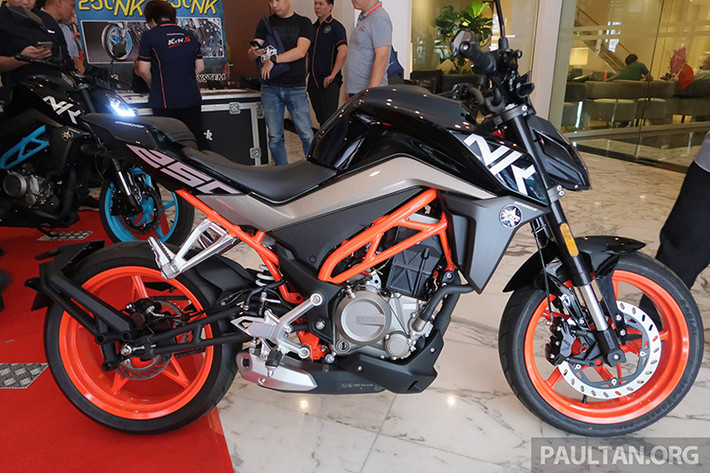 Có thể thấy, các nét thiết kế trên xe máy CFMoto 250 NK khá giống với mẫu KTM Duke của hãng xe Áo. Toàn bộ các phiên bản của 250NK đều sử dụng công nghệ chiếu sáng dạng LED cùng bộ khung lưới mắt cáo bằng thép tương tự như trên mẫu xe của KTM.