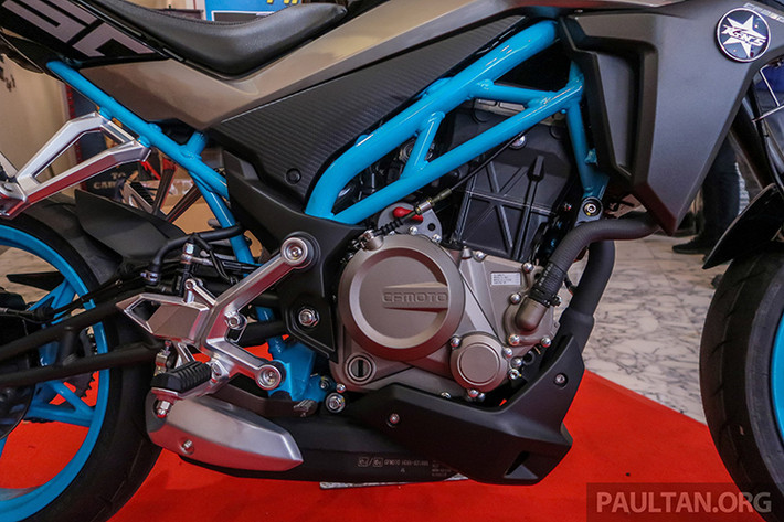 Được bán ra tại thị trường Malaysia, mẫu xe máy côn tay CFMoto 250 NK 2019 có 2 phiên bản màu bao gồm màu bạc Electro và đen Nebula. Phiên bản tiêu chuẩn sẽ được bán vào tháng 1, trong khi đó bản đặc biệt SE sẽ xuất hiện tại đại lý từ tháng 2 tại thị trường này.