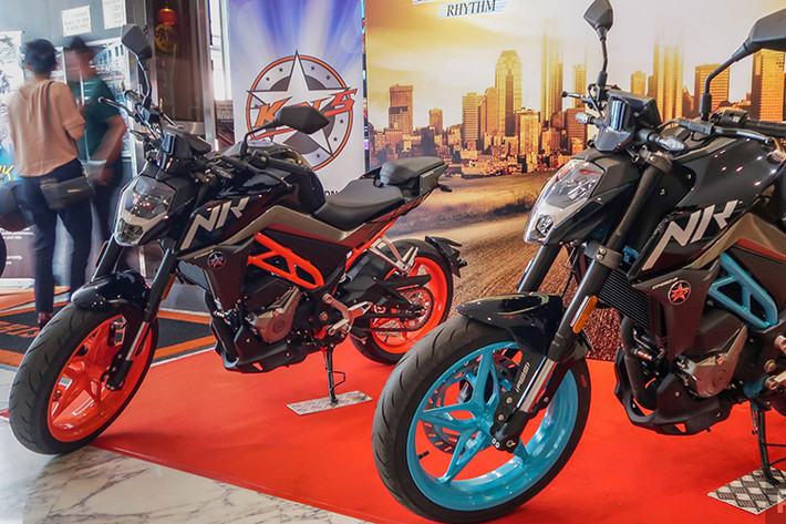 Mẫu xe máy Tàu nhái KTM này mang tên CFMoto 250 NK 2019, được sản xuất tại Trung Quốc vừa chính thức ra mắt tại thị trường Malaysia. Xe có hai phiên bản gồm bản tiêu chuẩn có giá 12.800 RM (tương đương 72,1 triệu đồng) và 250 NK SE với giá 13.800 RM (tương đương 77,8 triệu đồng), có thêm ABS và màn hình TFT-LCD.