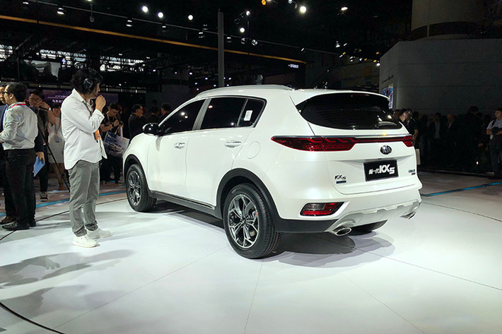 Do đó được làm mới và dành riêng cho thị trường Trung Quốc, so với Sportage mới, Kia KX5 2019 sở hữu một số nét thiết kế riêng. Thậm chí, Kia KX5 còn trông giống phiên bản cũ của Sportage hơn là mới, tuy nhiên kích thước của xe không được thay đổi nhiều.