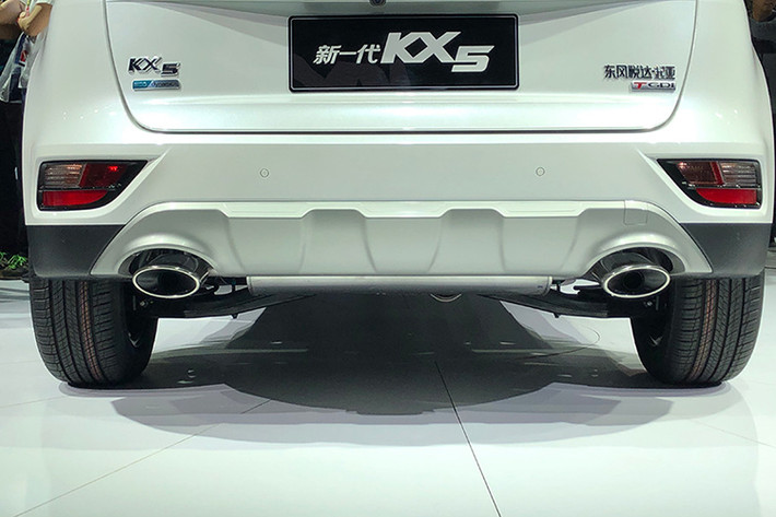 Dự kiến, Kia KX5 2019 tại Trung Quốc sẽ có 2 tùy chọn động cơ xăng như phiên bản cũ. Thứ nhất là máy 4 xi-lanh, tăng áp, dung tích 1,6 lít, sản sinh công suất tối đa 177 mã lực, đồng hành cùng hộp số tự động ly hợp kép 7 cấp và hệ dẫn động 1 cầu hoặc 2 cầu. Trong khi đó, động cơ xăng 4 xi-lanh, hút khí tự nhiên, dung tích 2.0 lít có công suất tối đa 165 mã lực lại kết hợp với hộp số sàn 6 cấp.