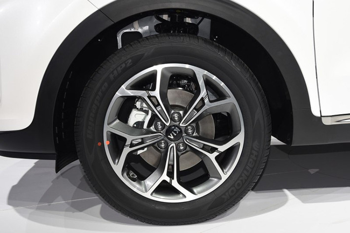 Bên sườn của Kia KX5 2019 xuất hiện bộ vành la-zăng 5 chấu hình chữ Y cách điệu giống của Sportage ở thị trường nước ngoài. Trong khi đó, trên đuôi xe của Kia KX5 2019 có cụm đèn hậu nối liền với nhau tương tự Sportage nhưng tạo hình bên trong lại khác.