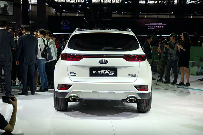 Ngoài ra, Kia KX5 2019 còn được trang bị hốc gió trên cản trước nhỏ hơn Sportage mới. Ngay cả hốc đèn sương mù của Kia KX5 2019 cũng có thiết kế riêng. Những chi tiết còn lại như nắp cốp, cản sau, bộ khuếch tán gió và đèn sương mù sau của Kia KX5 2019 đều được thiết kế mới thay vì bê nguyên từ Sportage sang.