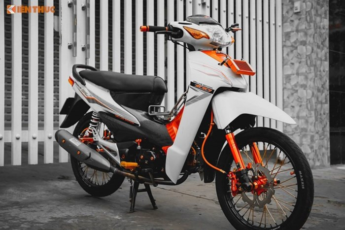Bằng với sự đam mê và đầy nhiệt huyết, chiếc xe máy Honda Wave Alpha sản xuất tại Việt Nam đã được các tay thợ Sài Gòn cho ra mắt với màn lột xác đầy ngoạn mục. Chiếc xe mang một diện mạo mới nổi bật và ấn tượng qua loạt đồ chơi mang thương hiệu Racing Boy.
