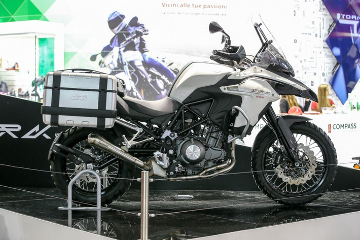 Về tổng thể, Benelli TRK 502 gây ấn tượng tốt nhờ phong cách khỏe khoắn và to cao. Tương tự như các mẫu touring hạng nặng, xe được trang bị hai dè chắn bùn trước với dè chính sát lốp xe và dè phụ ngay dưới đầu đèn. Xe còn được trang bị sẵn chắn tay bảo vệ ở trước tay nắm...