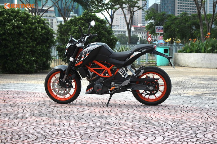 Xe sở hữu thiết kế của thế hệ đầu tiên với đèn pha lồi và dài theo chiều dọc, khung gầm cũng thuộc thế hệ cũ dạng lưới mắt cáo màu cam rất nổi bật. Duke 250 sở hữu động cơ xylanh đơn, dung tích 248,8cc, làm mát bằng dung dịch, sản sinh công suất cực đại 31,3 mã lực và mômen xoắn cực đại 24 Nm. Hiện xe đang được bán với giá 109 triệu đồng.