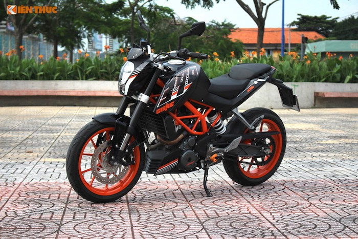 Đứng ở vị trí này đáng lẽ ra là đàn anh KTM Duke 390, tuy nhiên sau khi được cập nhật phiên bản mới nhất 2018, giá xe KTM Duke 390 đã được nâng lên 175 triệu đồng, một mức giá không mấy dễ chịu cho người mới bắt đầu, vì vậy không mẫu xe nào thay thế tốt hơn cho mẫu xe này bằng chiếc xe KTM Duke 250.