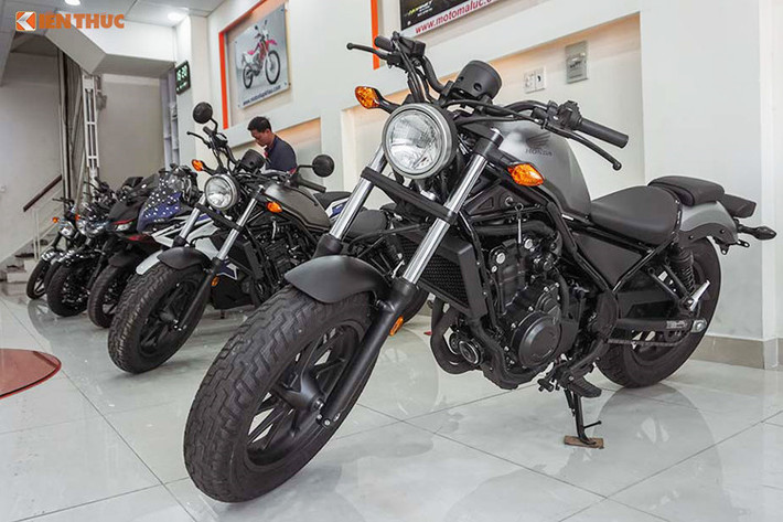 Sự đổ bộ của xe môtô phân khối lớn với sự đa dạng về thương hiệu và mẫu mã ngày càng giúp xe giá môtô giảm dần và phù hợp với túi tiền của người Việt. Cũng vì vậy mà có ngày càng nhiều người dùng lựa chọn xe môtô làm phương tiện di chuyển. Sau đây là những mẫu xe môtô giá rẻ tại Việt Nam ở phân khúc 300cc có mức giá dưới 150 triệu đồng.
