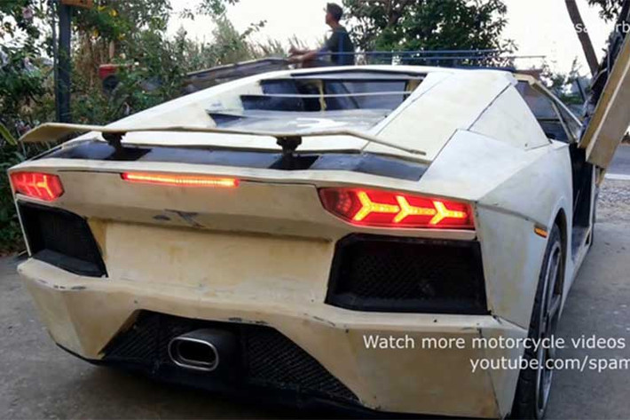 Chiếc xe máy Lamborghino Aventador Roadster trong quá trình hoàn thiện được thiết kế với cụm đèn hậu LED dạng xương cá giống y như trên siêu xe thật. Ống xả đơn đặt ở giữa cùng các khe hút gió. Cửa có thể mở dạng cánh chim không hề kém cạnh bất cứ một siêu xe "hàng khủng" nào.