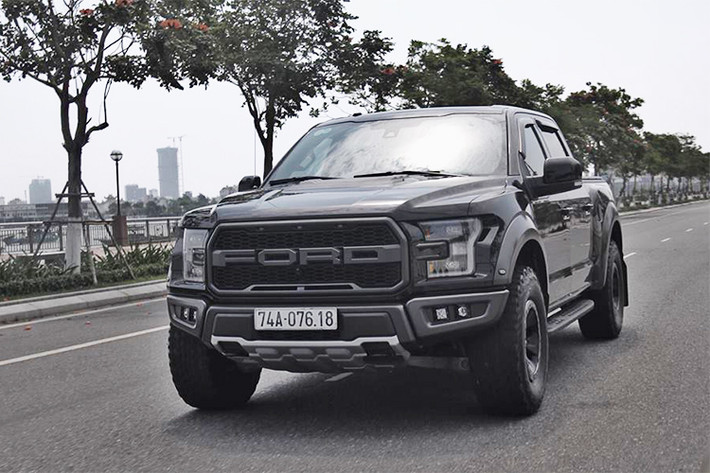 Siêu bán tải Ford F-150 Raptor hiện đang có không dưới 10 chiếc và được các công ty nhập khẩu tư nhân đưa về Việt Nam trong thời gian qua. Chiếc mới nhất tìm thấy chủ nhân là tại Quảng Trị và cũng là một trong hai chiếc đầu tiên được đưa về nước trong năm 2018 này.