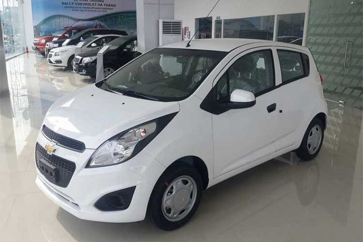 Tại thị trường Việt Nam, mẫu xe cỡ nhỏ Chevrolet Spark được bán ra với 3 phiên bản gồm LT, LS và DUO. Xe được trang bị khối động cơ xăng dung tích 1.2L, DOHC kết hợp hộp số sàn 5 cấp giúp sản sinh công suất tối đa 80 mã lực, mô-men xoắn cực đại 108 Nm.