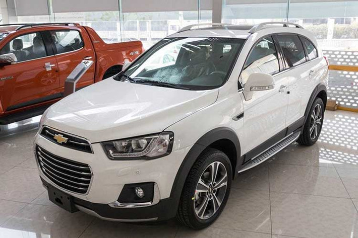 Mẫu SUV hạng C là Chevrolet Captiva REVV cũng được điều chỉnh giảm giá 44 triệu đồng so với giá cũ, kéo giá bán xuống còn 835 triệu đồng. Khi ra mắt vào năm 2016, mẫu xe này sở hữ mức giá 879 triệu đồng.